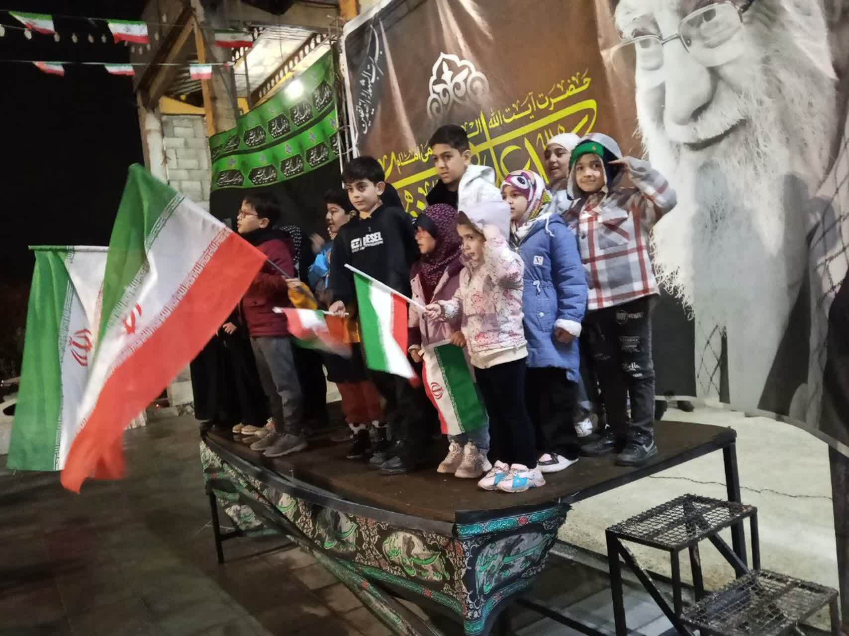 تصاویری از اجرای سرود سلام فرمانده توسط کودکان و نوجوانان خاورشهری