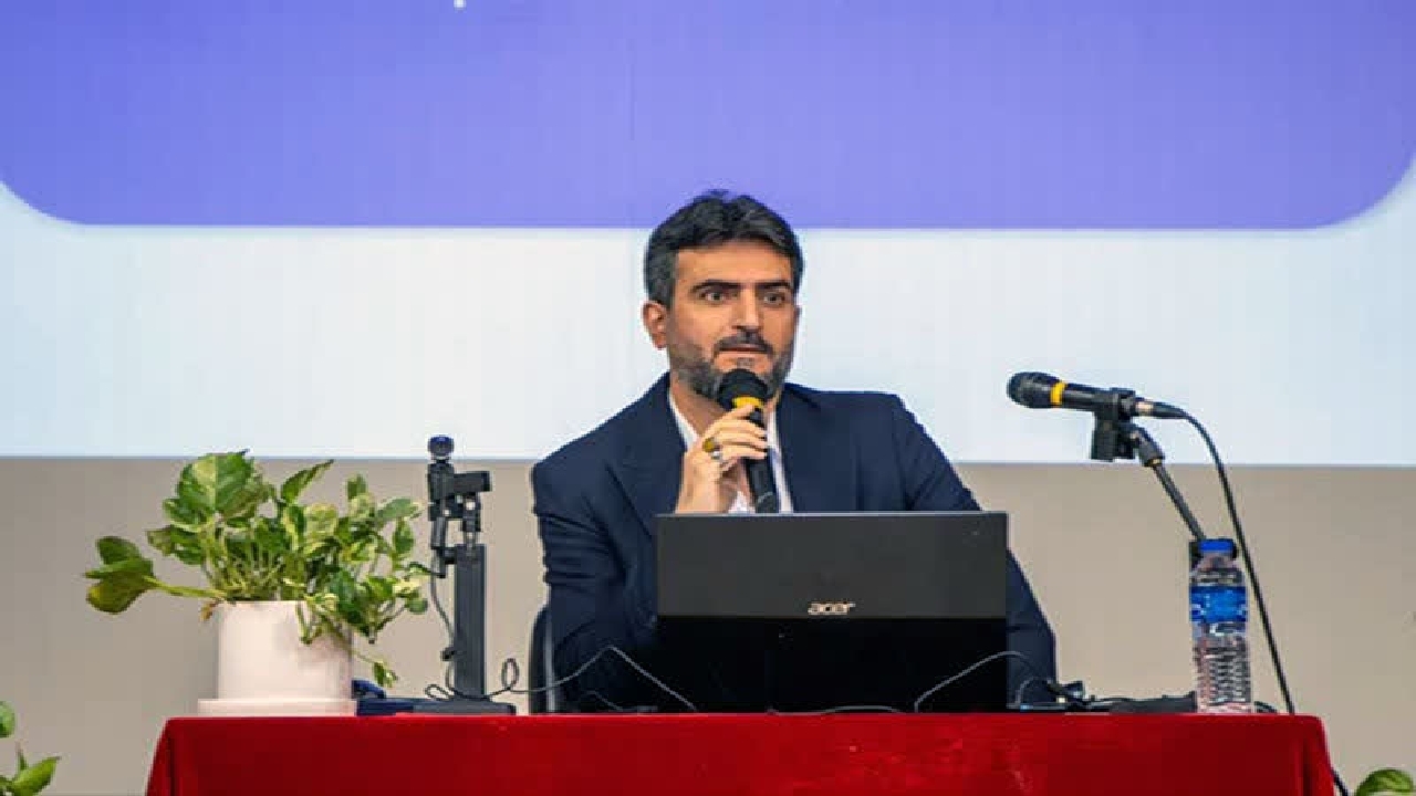 مجاهدت هنرمندان در روزهای ایستادگی / هنر تنها یک نمایش نیست