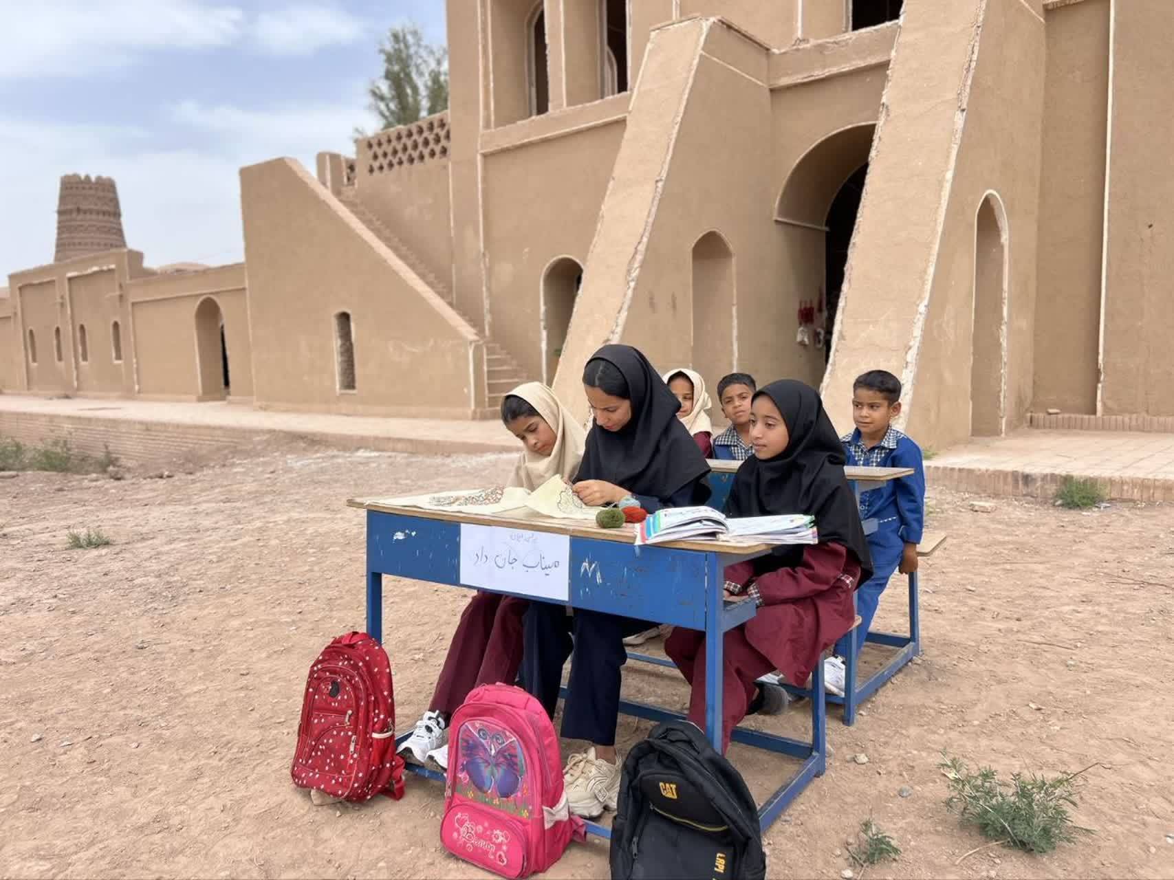 پته همدلی دختران شفیع آباد شهداد برای شهیدان میناب