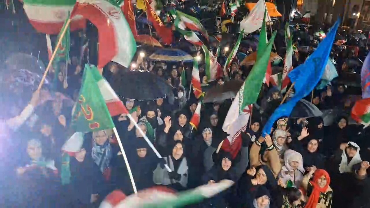 خروش بروجردی ها امشب در زیر بارش رحمت الهی + فیلم
