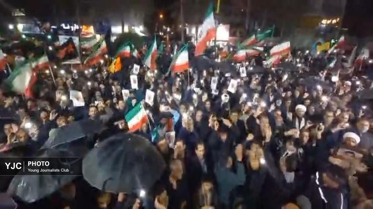 حضور باشکوه مردم غیرتمند و بااراده خرم آباد زیر بارش شدید رحمت الهی + فیلم