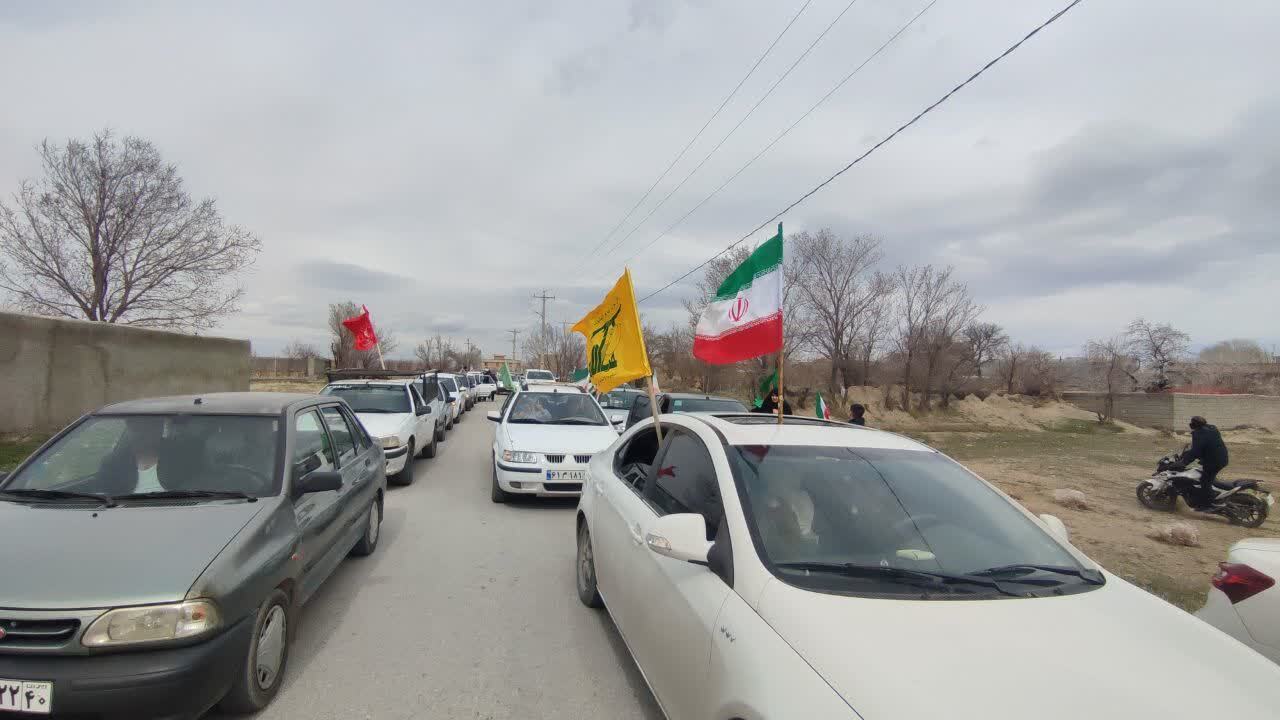 حضور پرشکوه اهالی روستای شهید پرور صالح آباد در رژه خودرویی + عکس