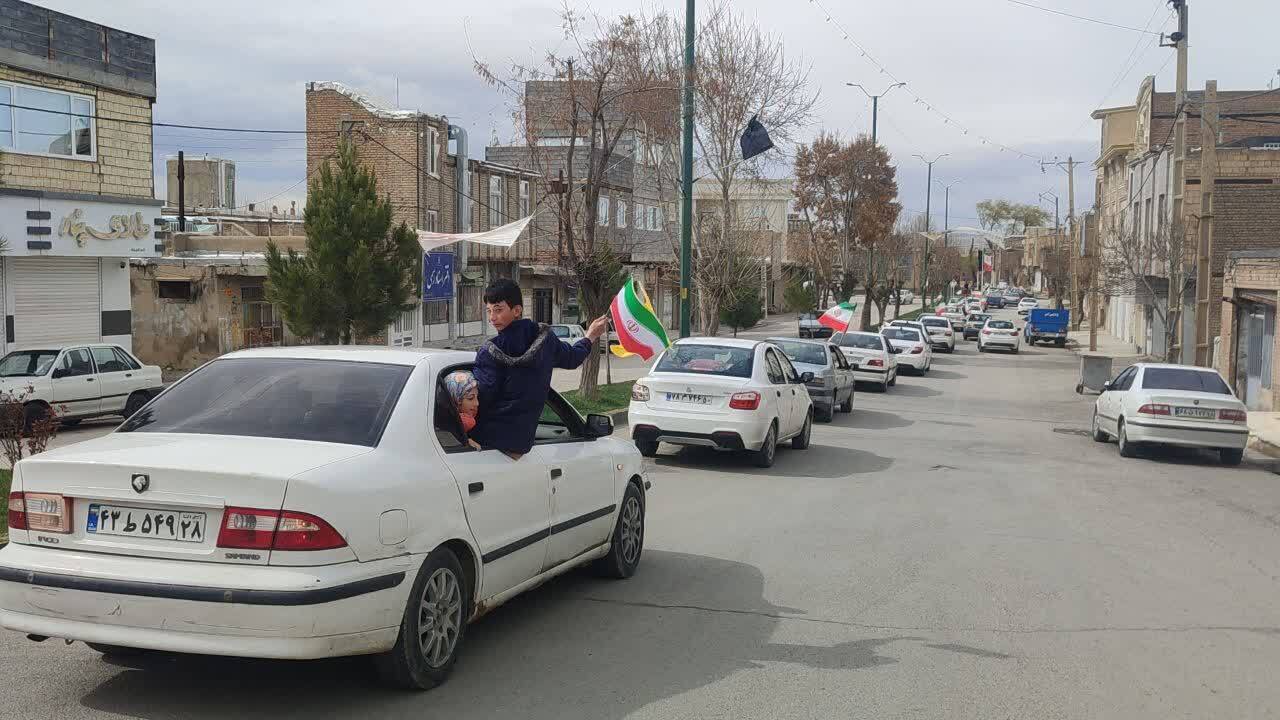 حضور پرشکوه اهالی روستای شهید پرور صالح آباد در رژه خودرویی حضور پرشکوه اهالی روستای شهید پرور صالح آباد در رژه خودرویی