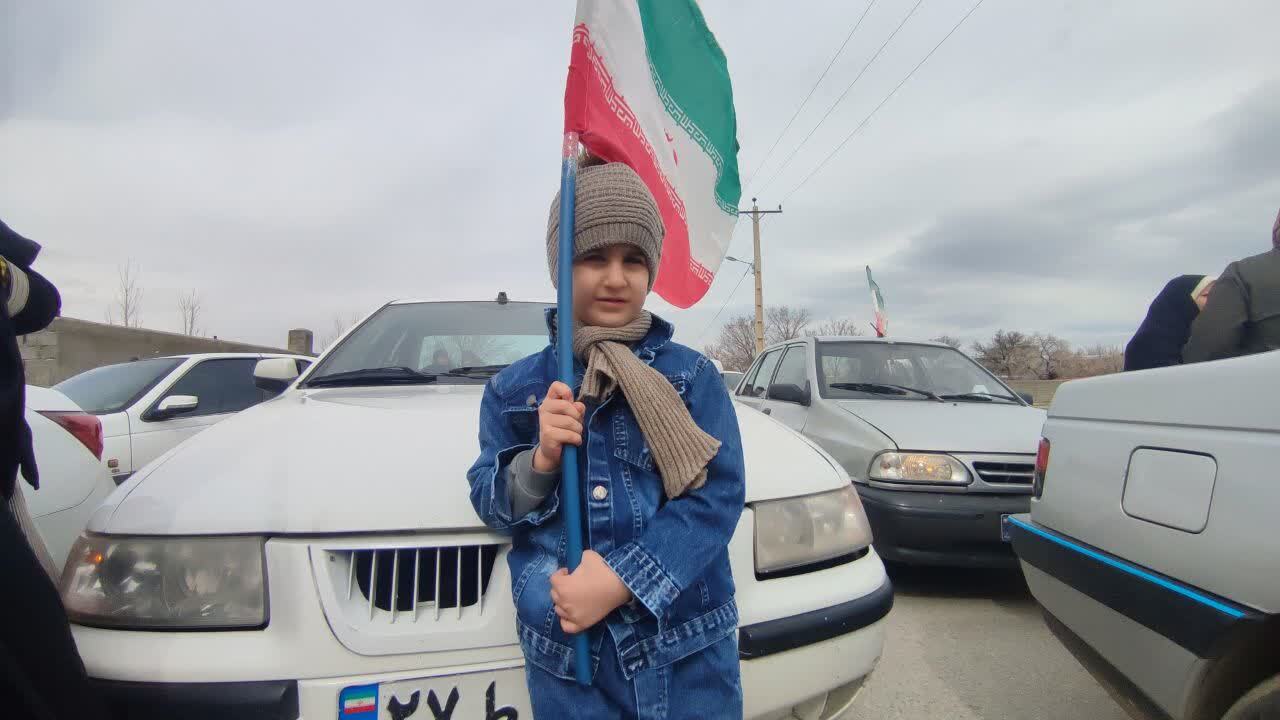 حضور پرشکوه اهالی روستای شهید پرور صالح آباد در رژه خودرویی حضور پرشکوه اهالی روستای شهید پرور صالح آباد در رژه خودرویی