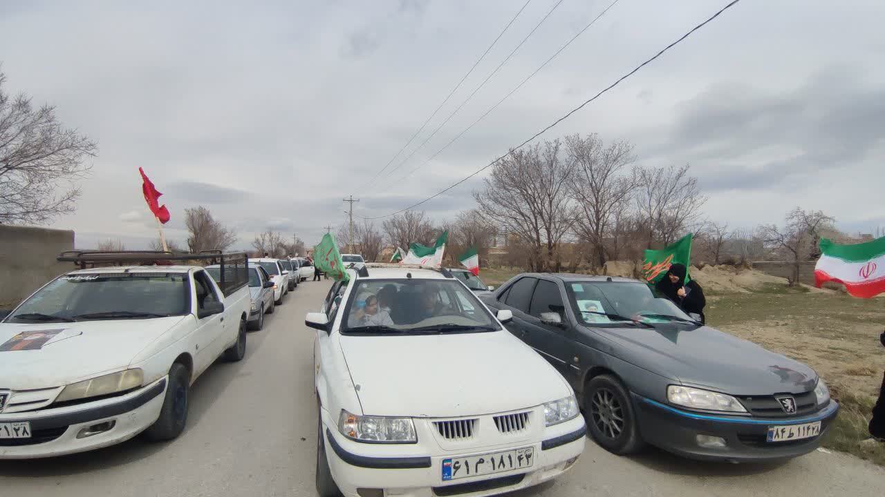 حضور پرشکوه اهالی روستای شهید پرور صالح آباد در رژه خودرویی حضور پرشکوه اهالی روستای شهید پرور صالح آباد در رژه خودرویی