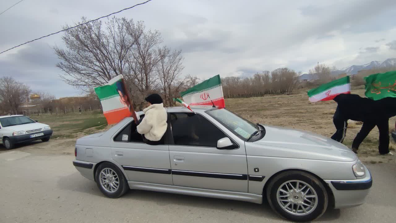 حضور پرشکوه اهالی روستای شهید پرور صالح آباد در رژه خودرویی حضور پرشکوه اهالی روستای شهید پرور صالح آباد در رژه خودرویی