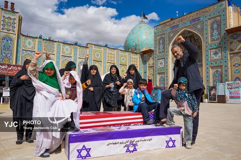 تابوت نمادین ترامپ و نتانیاهو زیر پای زائران حرم شاهچراغ(ع) + تصاویر