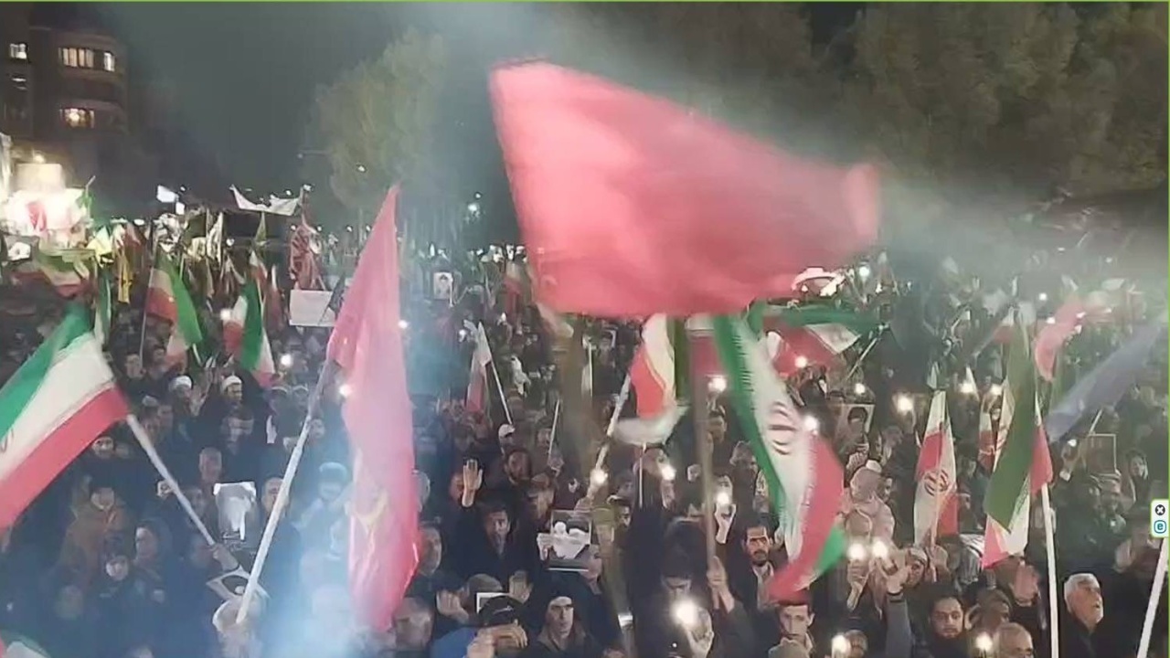 سلام نظامی بروجردی‌ها و همخوانی سرود ملی در تجمات شبانه حمایت از رهبری + فیلم