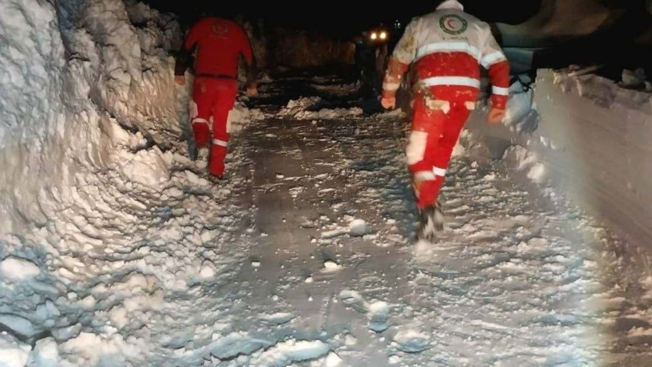 نجات جان مادر باردار گرفتار در برف و کولاک در شهرستان چالدران