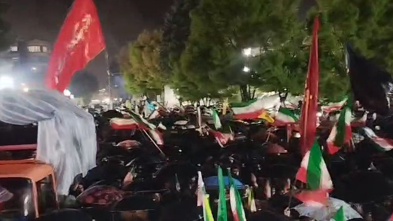 اجتماع عظیم بروجردی‌ها زیر بارش باران در شب موج پنجاه و یکم