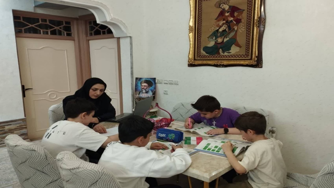 آموزگار سلماسی کلاس درس را به خانه برد+ تصاویر