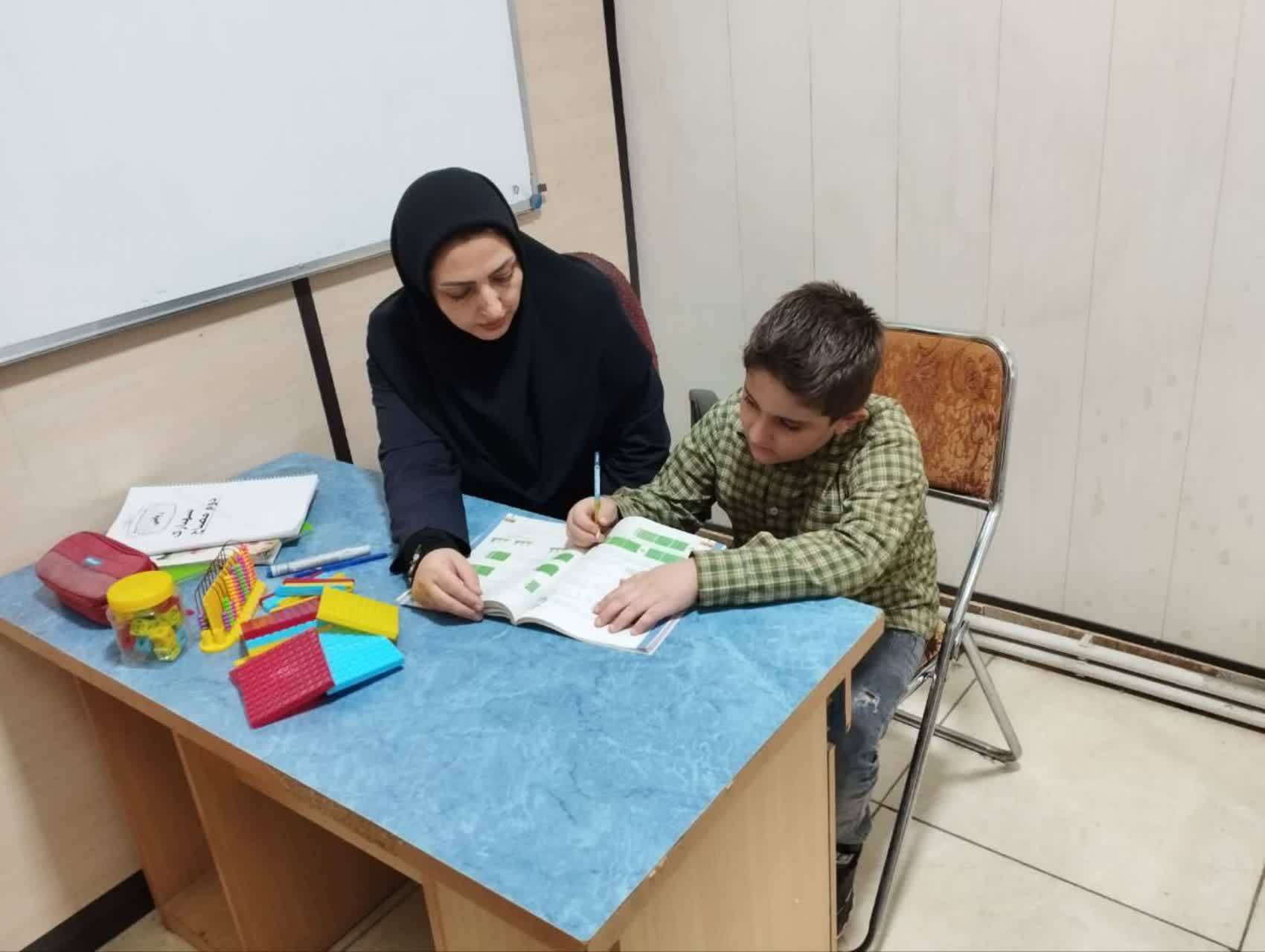 آموزگار سلماسی کلاس درس را به خانه برد+ تصاویر