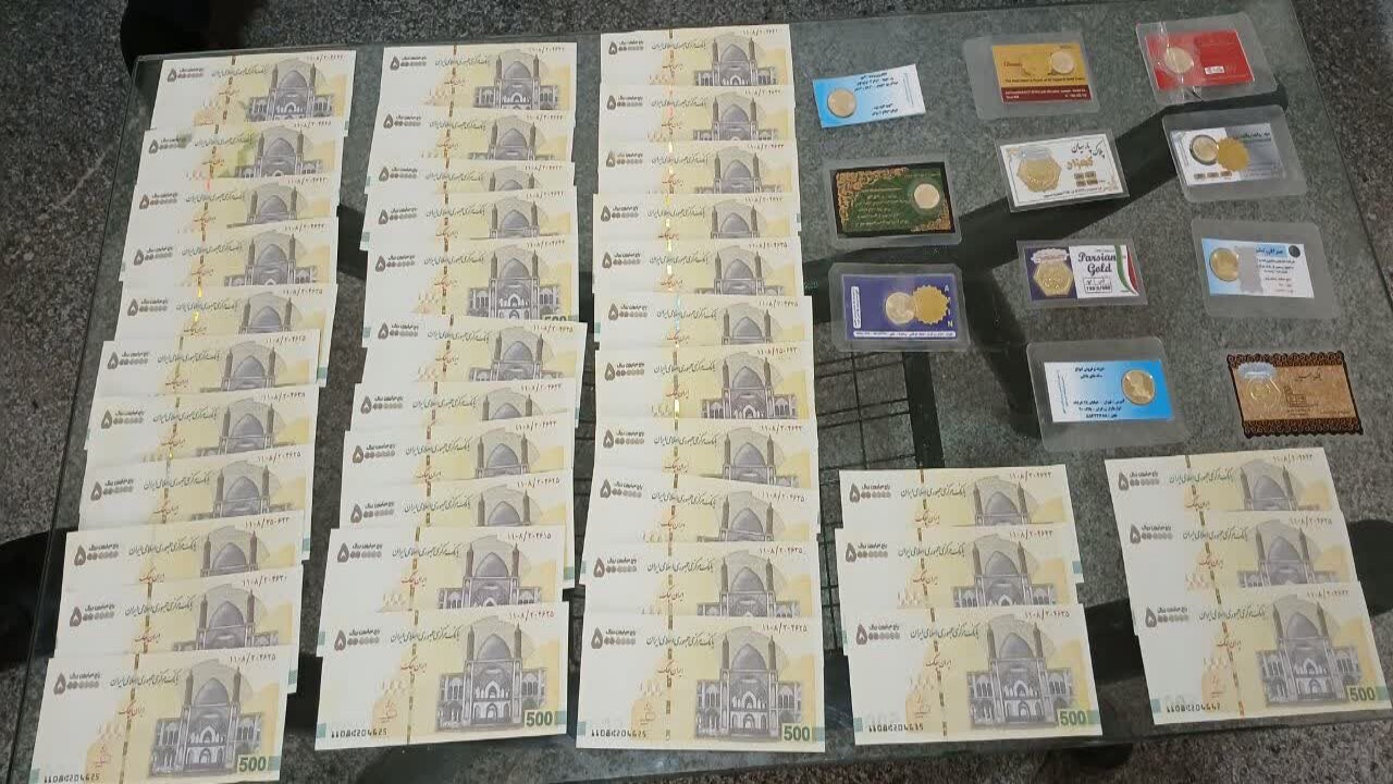 دستگیری فروشنده سکه‌های طلا و اسکناس جعلی در کلاردشت