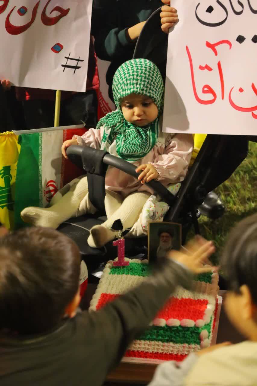 جشن تولد کودک حمزه کلا در حاشیه تجمعات شبانه