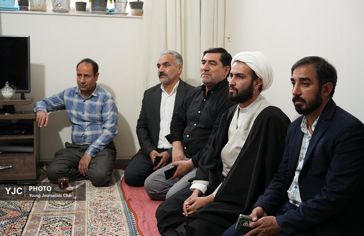 عیادت خادمان حرم کریمه اهل بیت(س) و اصحاب رسانه از حسین قزاقی جانباز سرافراز جنگ رمضان