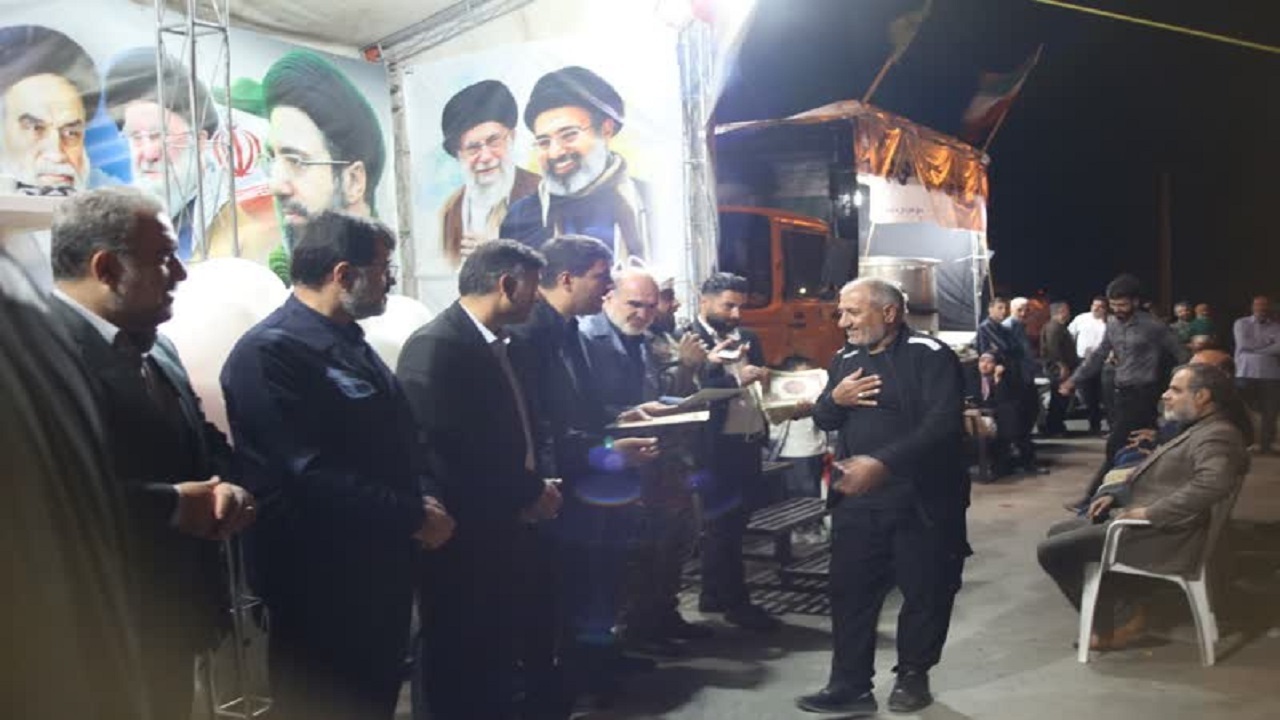تجلیل از کارگران سختکوشی که پل موشک خورده را دوباره ساختند