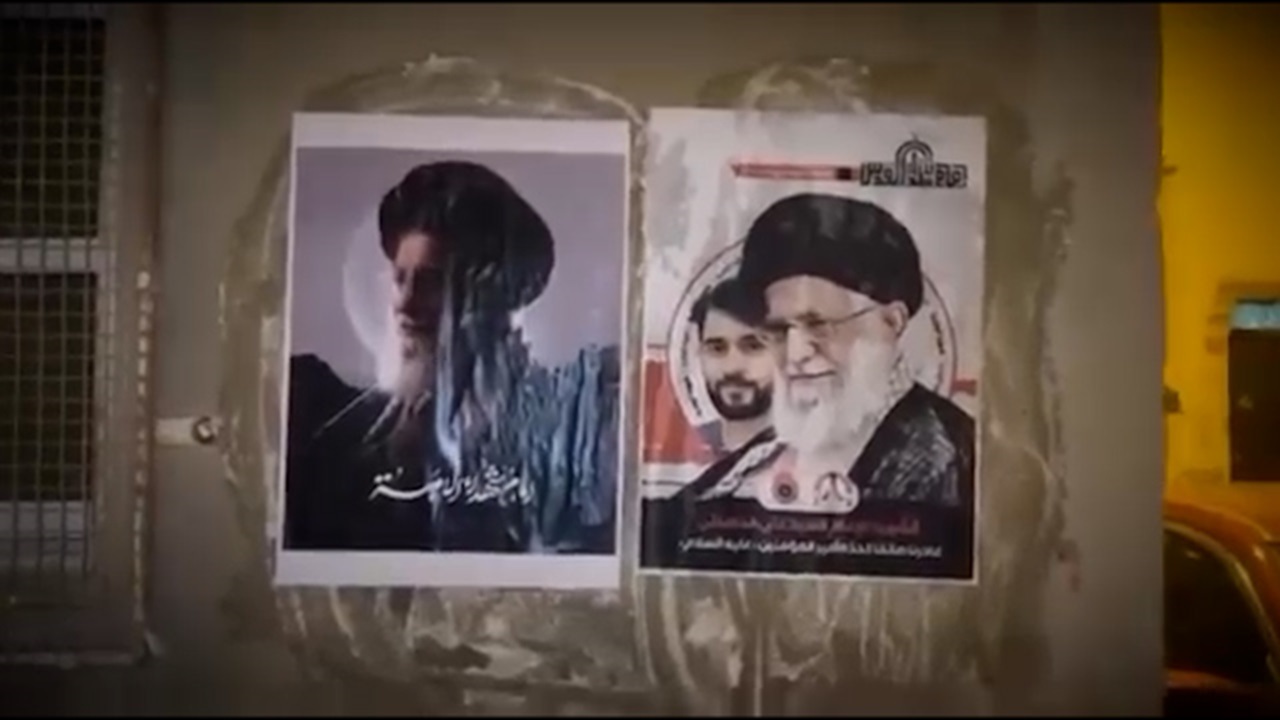  نصب تصاویر رهبر شهید انقلاب و شهید سید محمد موسوی در منطقه بنی‌جمره بحرین + فیلم