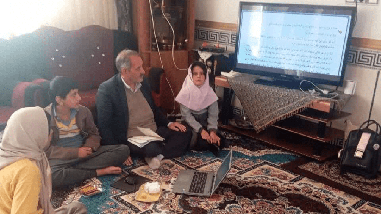 معلمی که اجازه نداد کمبود امکانات مانع تحصیل ۳ دانش‌آموز شود