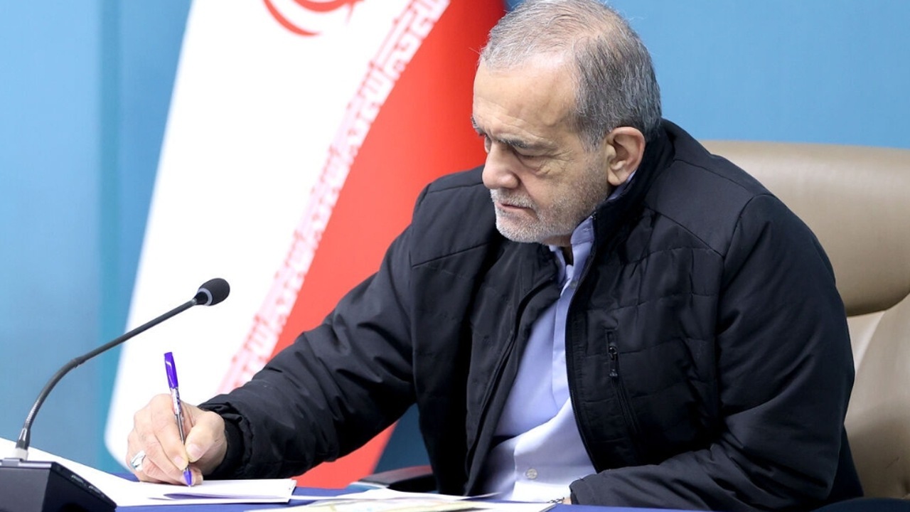 پزشکیان: دولت صیانت از حقوق و معیشت کارگران را وظیفه خود می‌داند