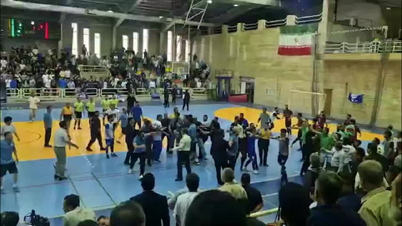 بازی استقلال - دائم پناه مشهد به کتک کاری کشید + فیلم