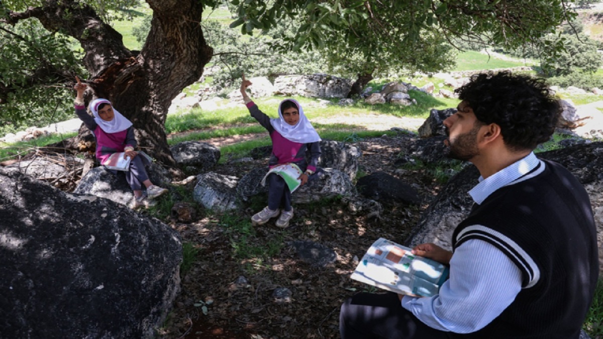 باشگاه خبرنگاران -قلبی که برای فرزندان ایران پَر می‌کشد/ پیمودن مسافتی سه ساعته برای آموزش ۲ دانش آموز