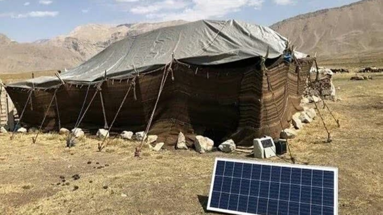 توزیع و راه‌اندازی ۵۰۰ پنل خورشیدی در مناطق عشایری فاقد برق شبکه‌ای