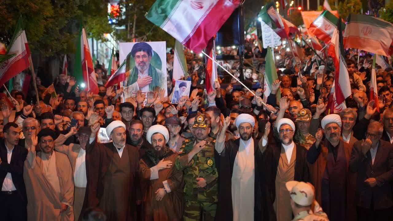 گوشه‌هایی از حضور مردمی انقلابی خوی در تجمع شبانه اقتدار و مقاومت