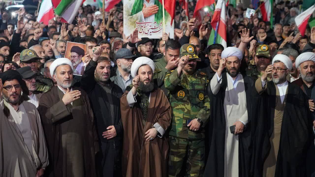 گوشههایی از حضور مردمی انقلابی خوی در تجمع شبانه اقتدار و مقاومت گوشههایی از حضور مردمی انقلابی خوی در تجمع شبانه اقتدار و مقاومت