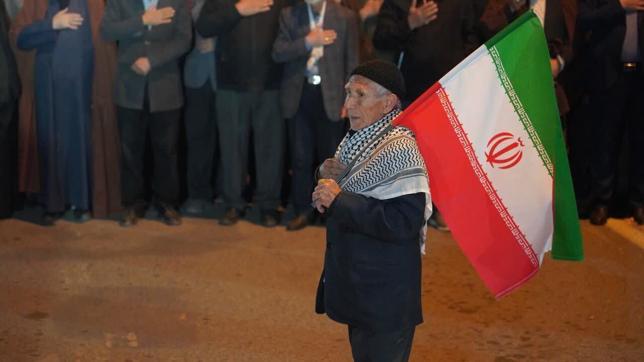گوشههایی از حضور مردمی انقلابی خوی در تجمع شبانه اقتدار و مقاومت گوشههایی از حضور مردمی انقلابی خوی در تجمع شبانه اقتدار و مقاومت