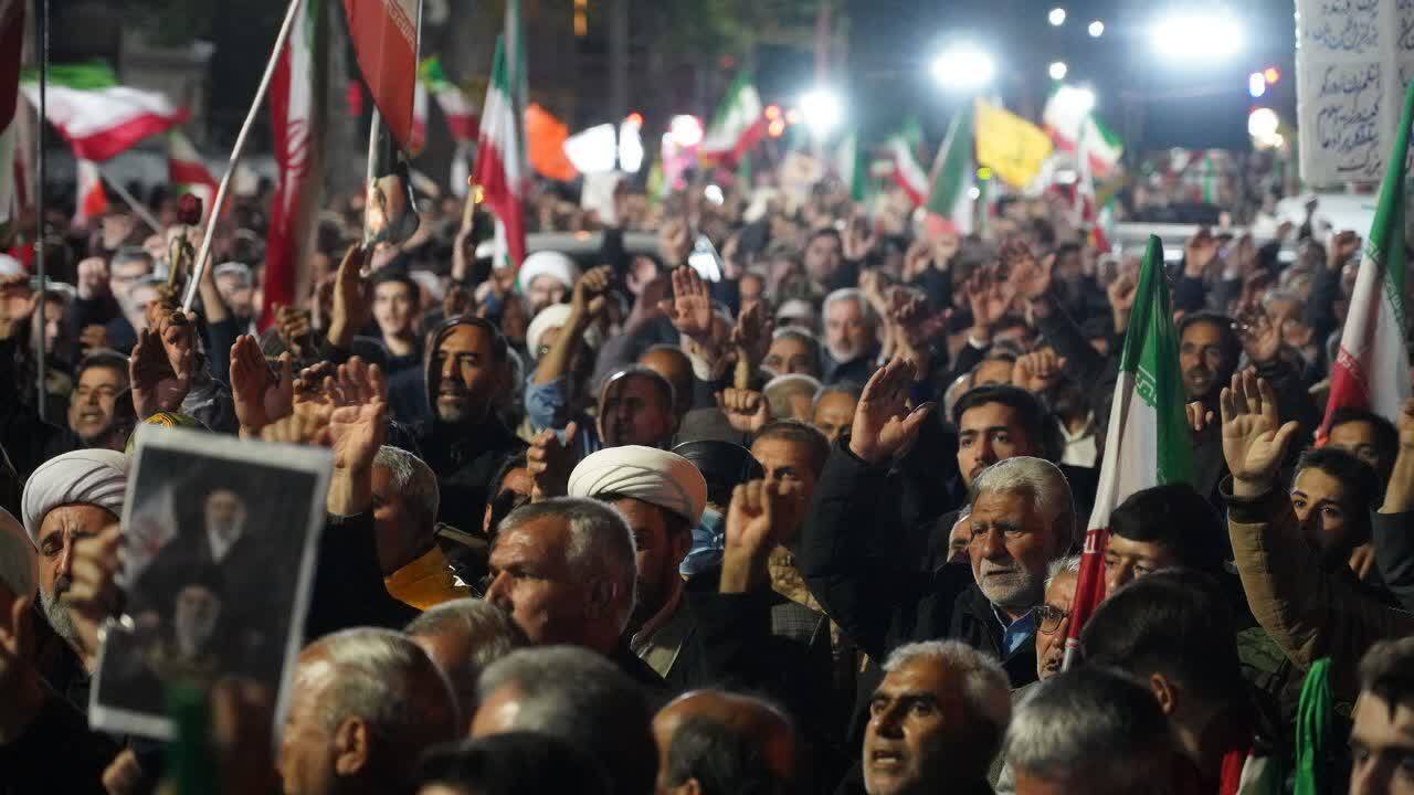 گوشههایی از حضور مردمی انقلابی خوی در تجمع شبانه اقتدار و مقاومت گوشههایی از حضور مردمی انقلابی خوی در تجمع شبانه اقتدار و مقاومت