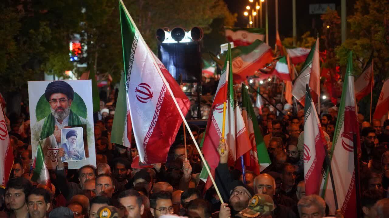 گوشههایی از حضور مردمی انقلابی خوی در تجمع شبانه اقتدار و مقاومت گوشههایی از حضور مردمی انقلابی خوی در تجمع شبانه اقتدار و مقاومت