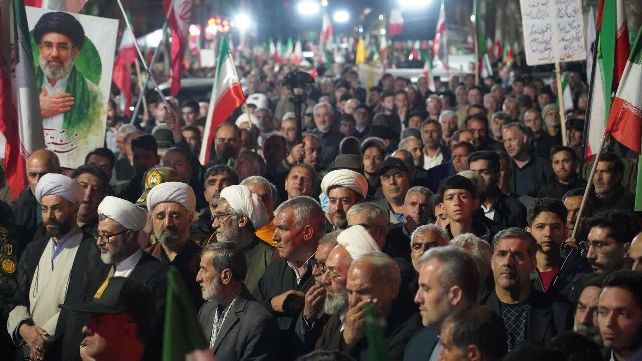 گوشههایی از حضور مردمی انقلابی خوی در تجمع شبانه اقتدار و مقاومت گوشههایی از حضور مردمی انقلابی خوی در تجمع شبانه اقتدار و مقاومت