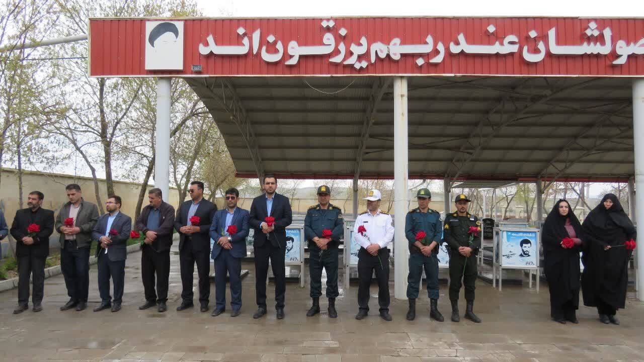 مراسم غبارروبی و عطرافشانی گلزار شهدا در هفته معلم