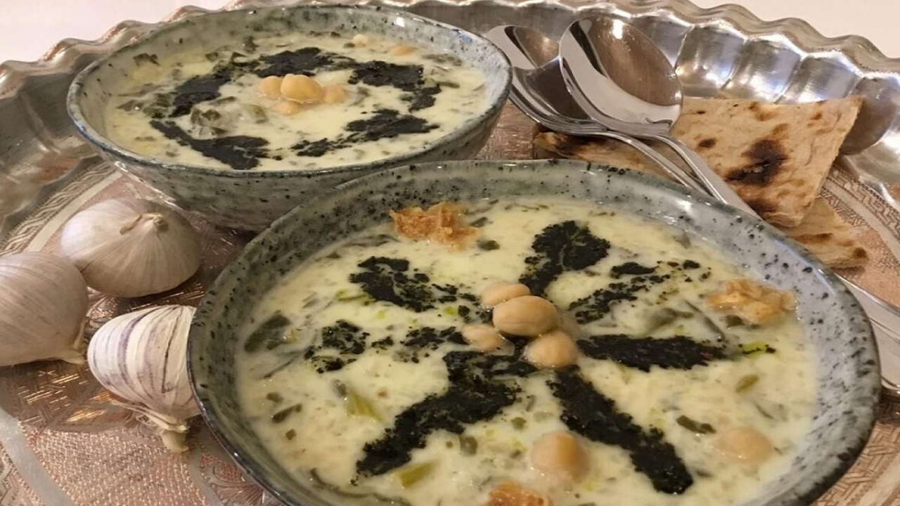 توزیع ۱۰۰۰ پرس غذای آش دوغ نذری بین راهپیمایان نهاوندی + فیلم