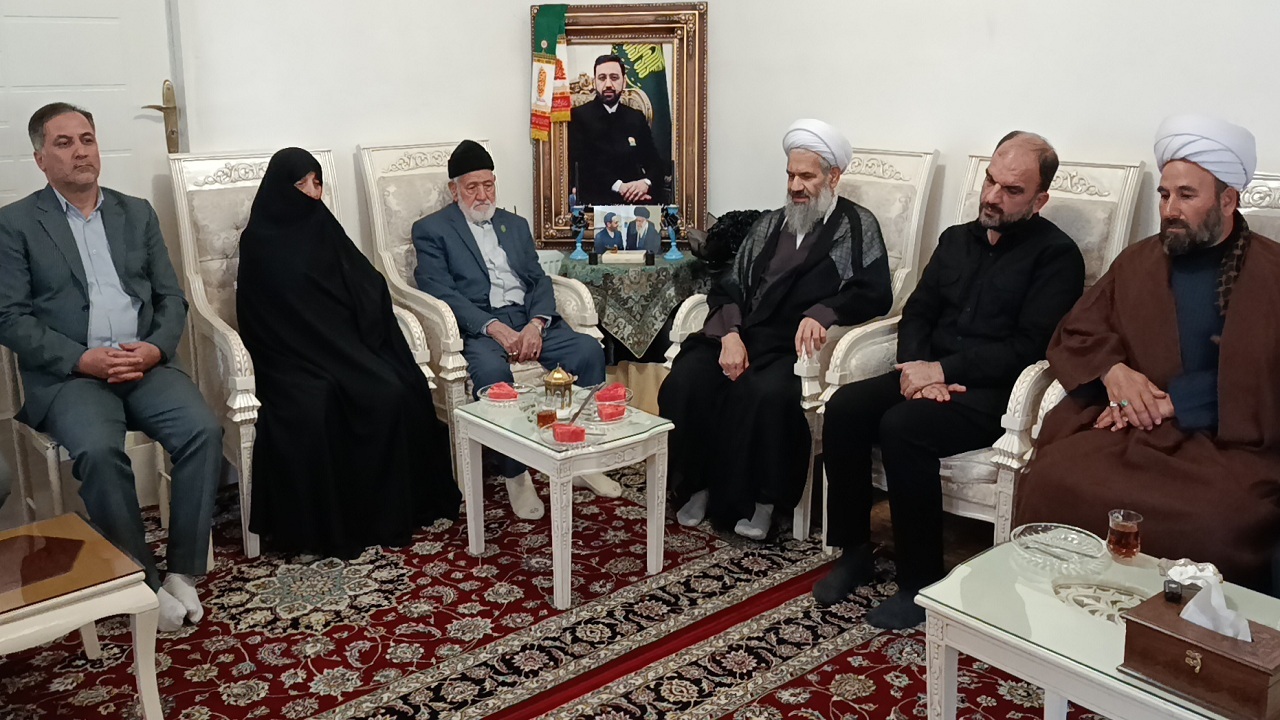تجلیل مسئولان و فرماندهان از خانواده شهید مالک رحمتی در مراغه