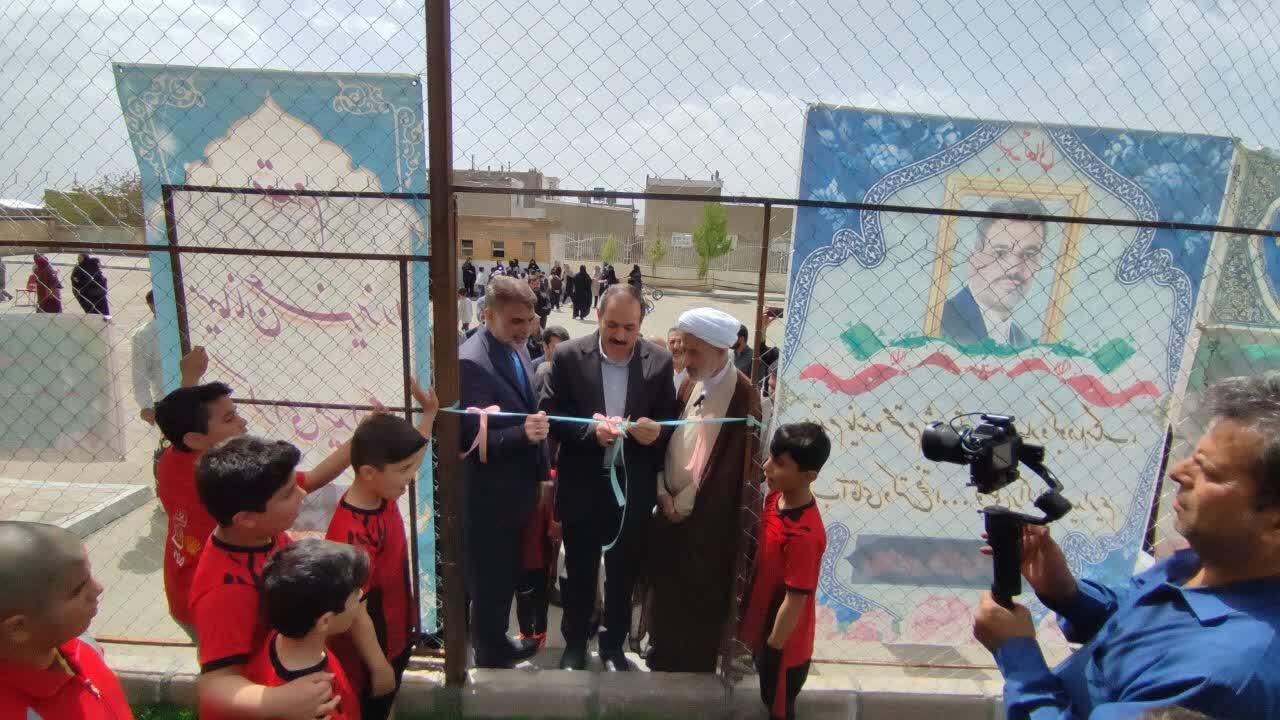 گزارش تصویری از افتتاح زمین چمن مصنوعی در مدارس صالح آباد همدان گزارش تصویری از افتتاح زمین چمن مصنوعی در مدارس صالح آباد همدان