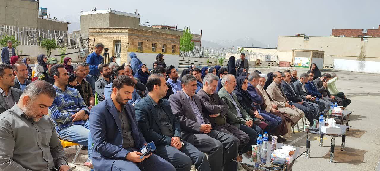 گزارش تصویری از افتتاح زمین چمن مصنوعی در مدارس صالح آباد همدان گزارش تصویری از افتتاح زمین چمن مصنوعی در مدارس صالح آباد همدان