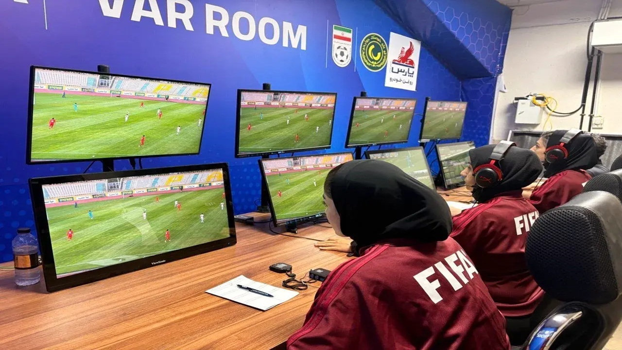 نخستین حضور کامل داوران زن در اتاق VAR+عکس