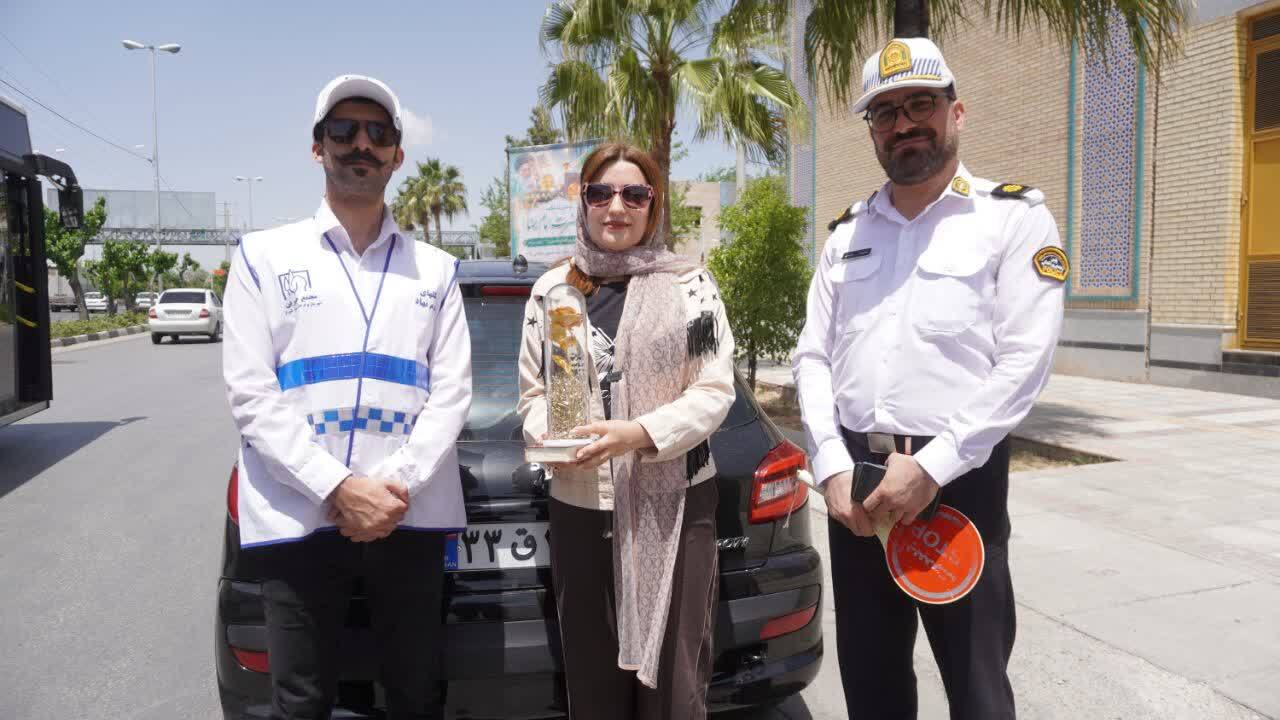 رانندگان قانون‌مدار در شیراز نشان مهربانی گرفتند