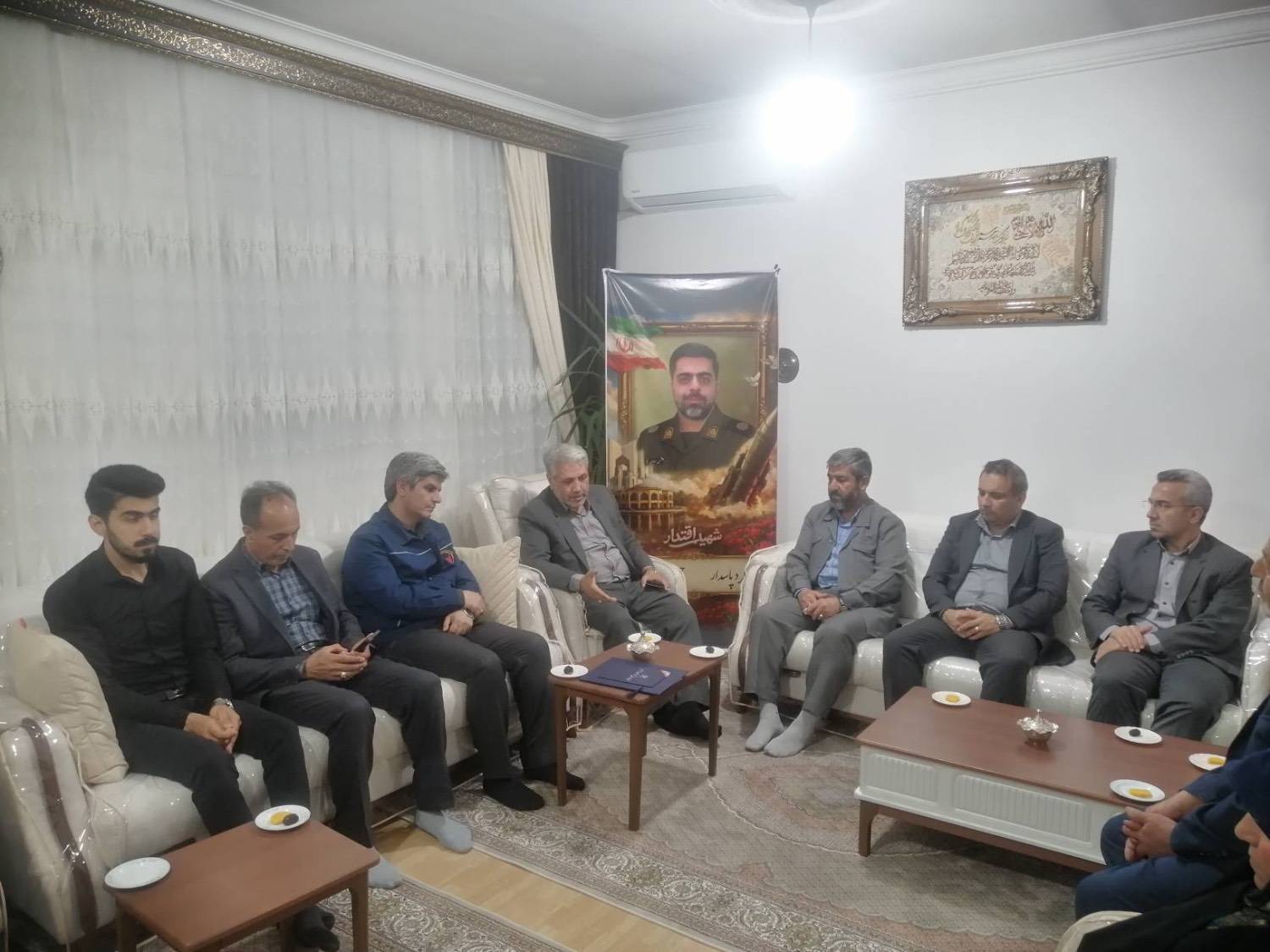 دیدار فرماندار شهرستان ارومیه با خانواده شهید حسن عبادی از شهدای جنگ رمضان+ تصویر