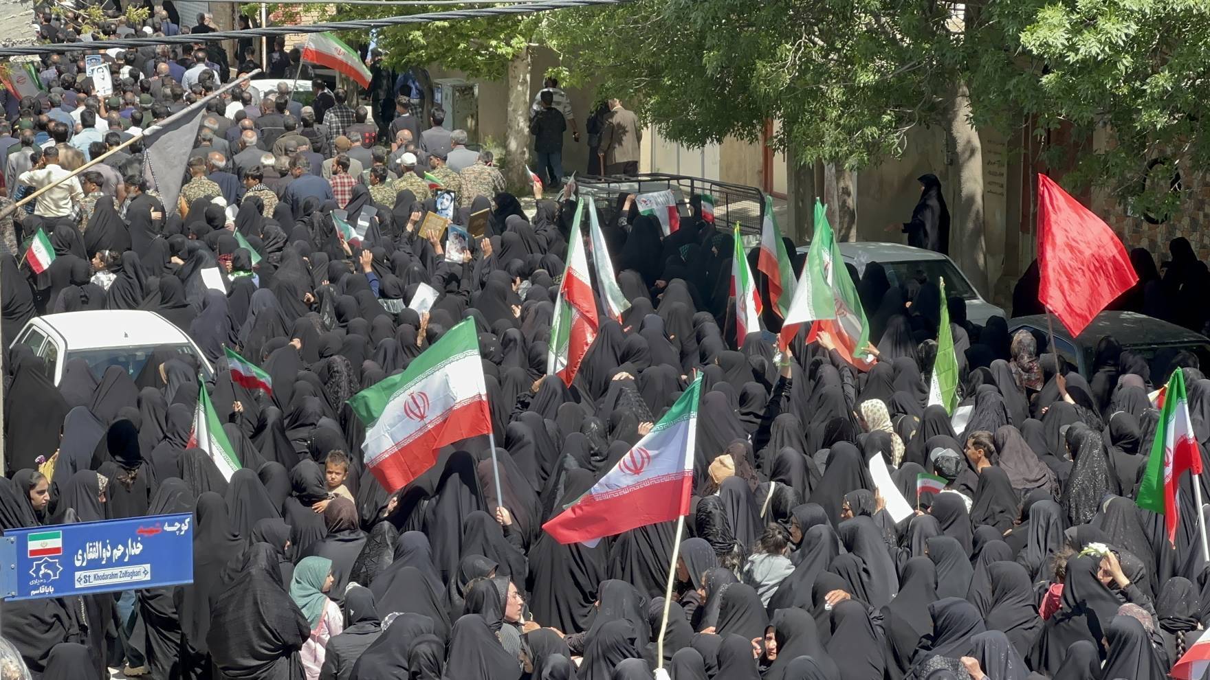 وداع با شکوه نهاوندیها با شهید مهدی ذوالفقاری + عکس وداع با شکوه نهاوندیها با شهید مهدی ذوالفقاری + عکس