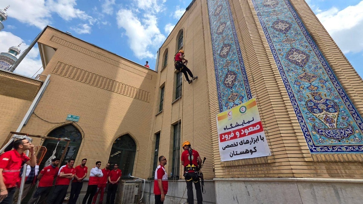باشگاه خبرنگاران -اجرای عملیات صعود و فرود نجاتگران هلال احمر آذربایجان غربی در مصلی امام خمینی(ره)ارومیه