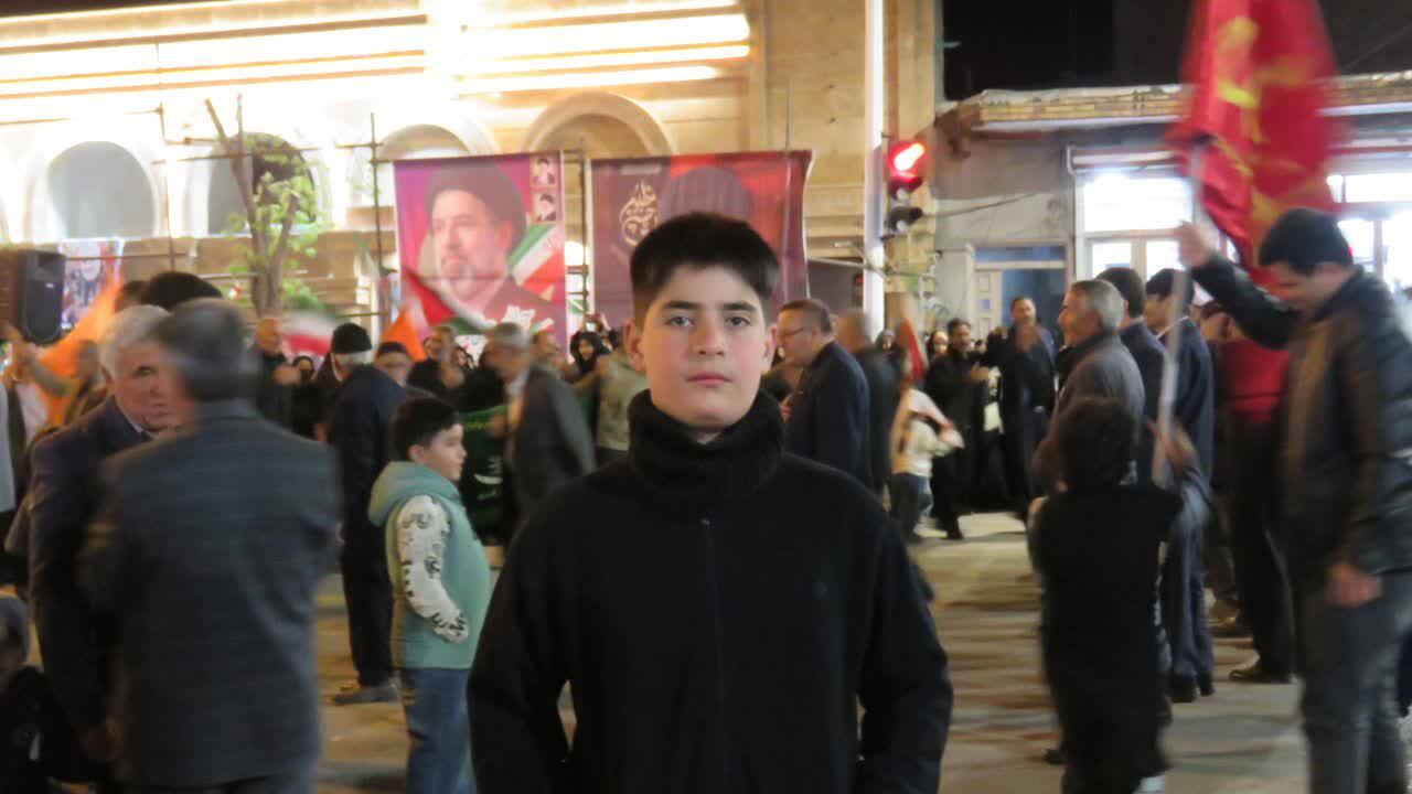 کودکان و نوجوانان هریسی پرچم داران تجمعات حماسی شبانه