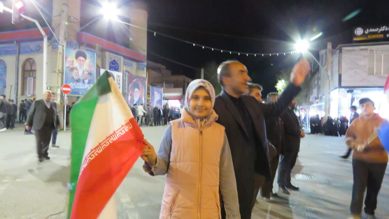 کودکان و نوجوانان هریسی پرچم داران تجمعات حماسی شبانه