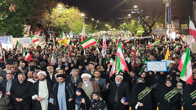 تداوم تجمع شبانه مردم ارومیه و استمرار وفاداری، مقاومت و ایستادگی برای دفاع از وطن+ تصویر و فیلم