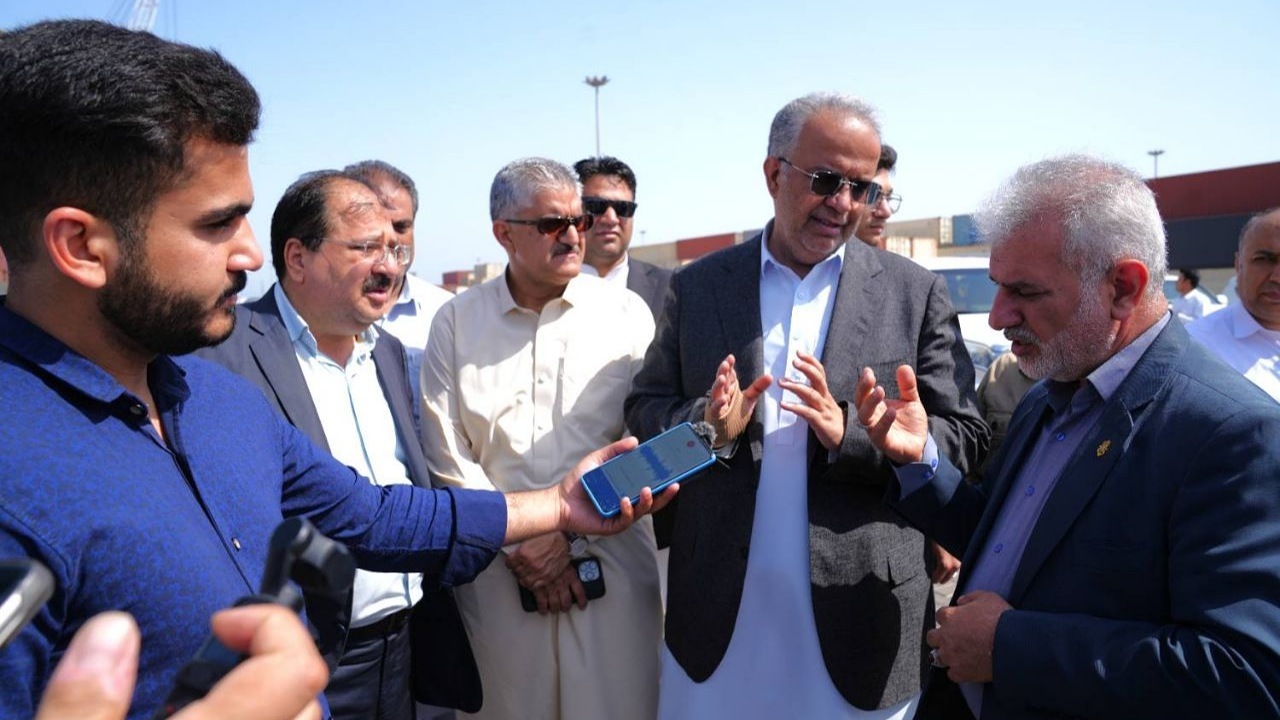 بازدید استاندار سیستان‌ و بلوچستان از پروژه راه‌آهن چابهار–زاهدان و بخش‌های عملیاتی بندر شهید بهشتی