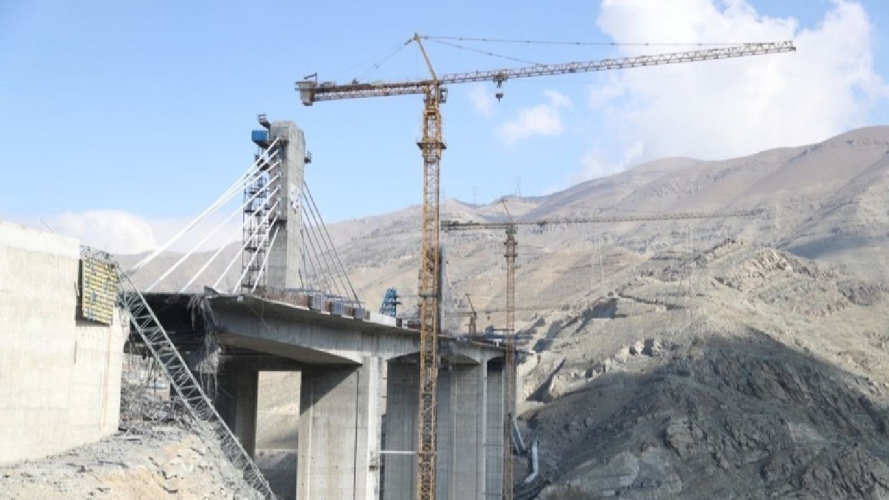 آغاز عملیات ایمن‌سازی و آواربرداری پل شهید رئیسی در کرج