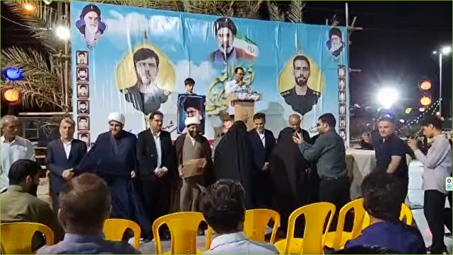گزارش تصویری از تجلیل از معلمان بخش آبدان در اجتماع شبانه