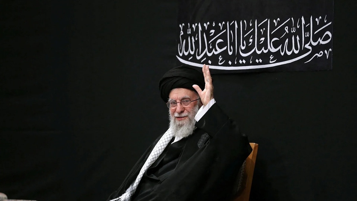 داستان لباس خادمی رهبر شهید انقلاب + فیلم