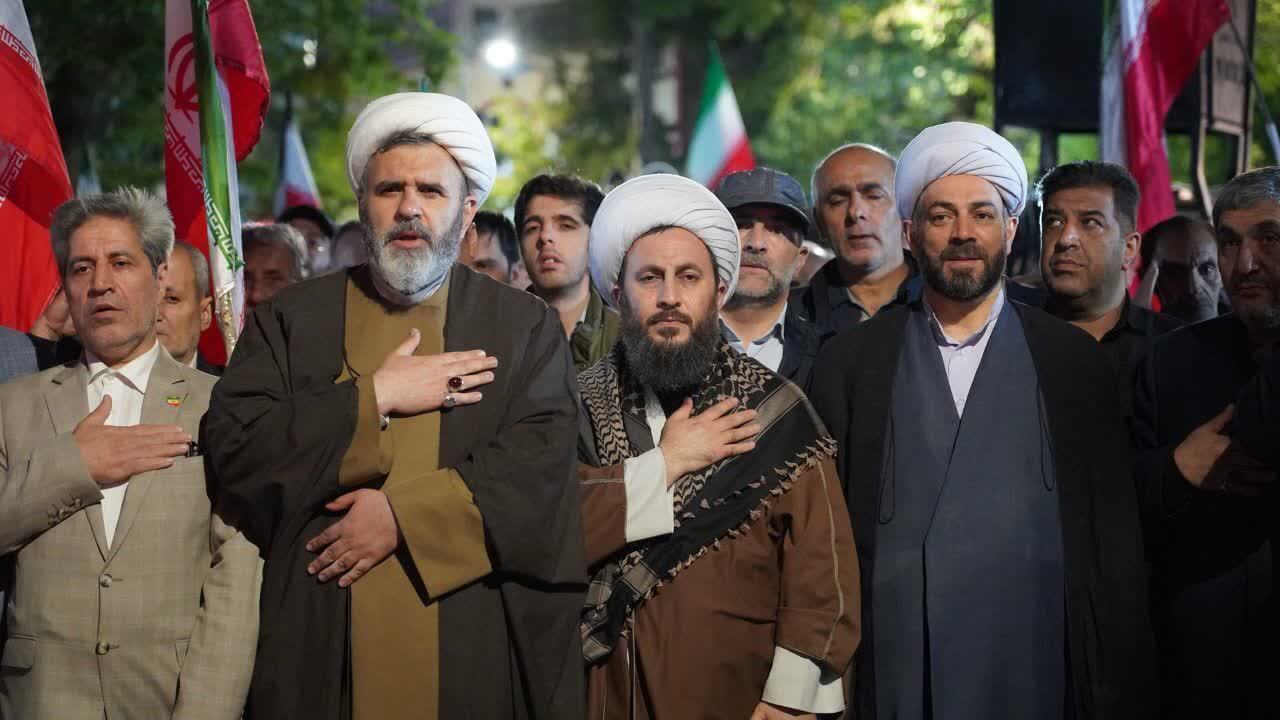 نمایی از تجمع شبانه مردم انقلابی خوی